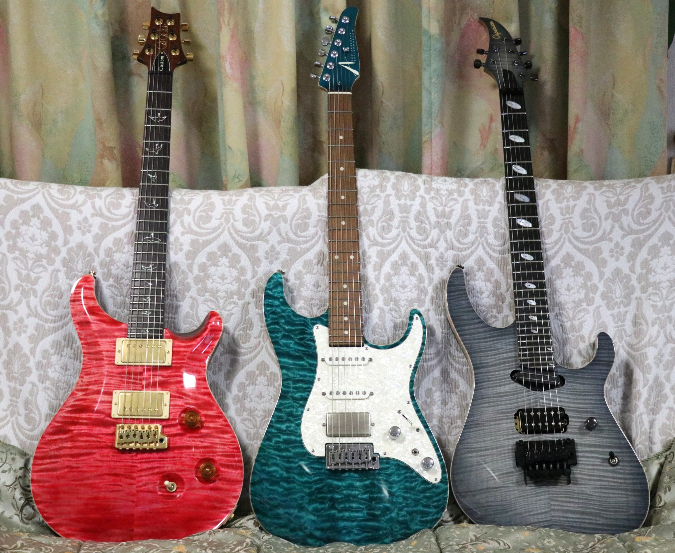 赤いPRS、青緑のTom Anderson、グレーのCaparisonが並ぶ