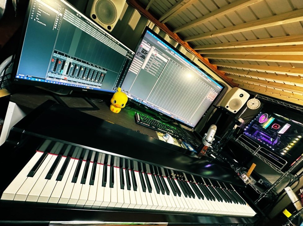 KAWAI VPC1と制作画面が並ぶNowMusicの音楽制作環境