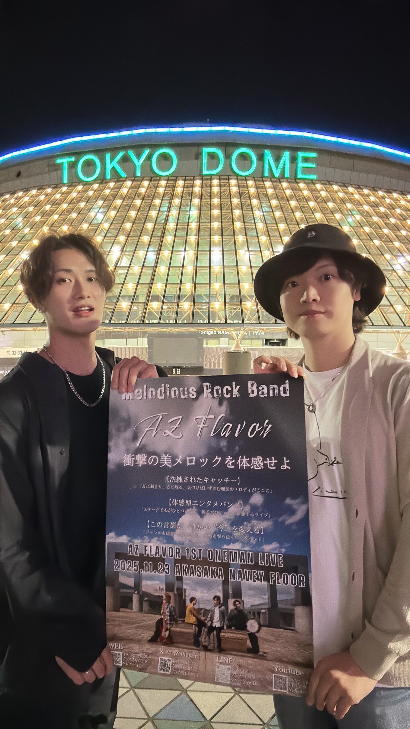 AZ Flavorのしゅんすけさんと今ヰ佑樹が完成したポスターを手に持って撮影した写真