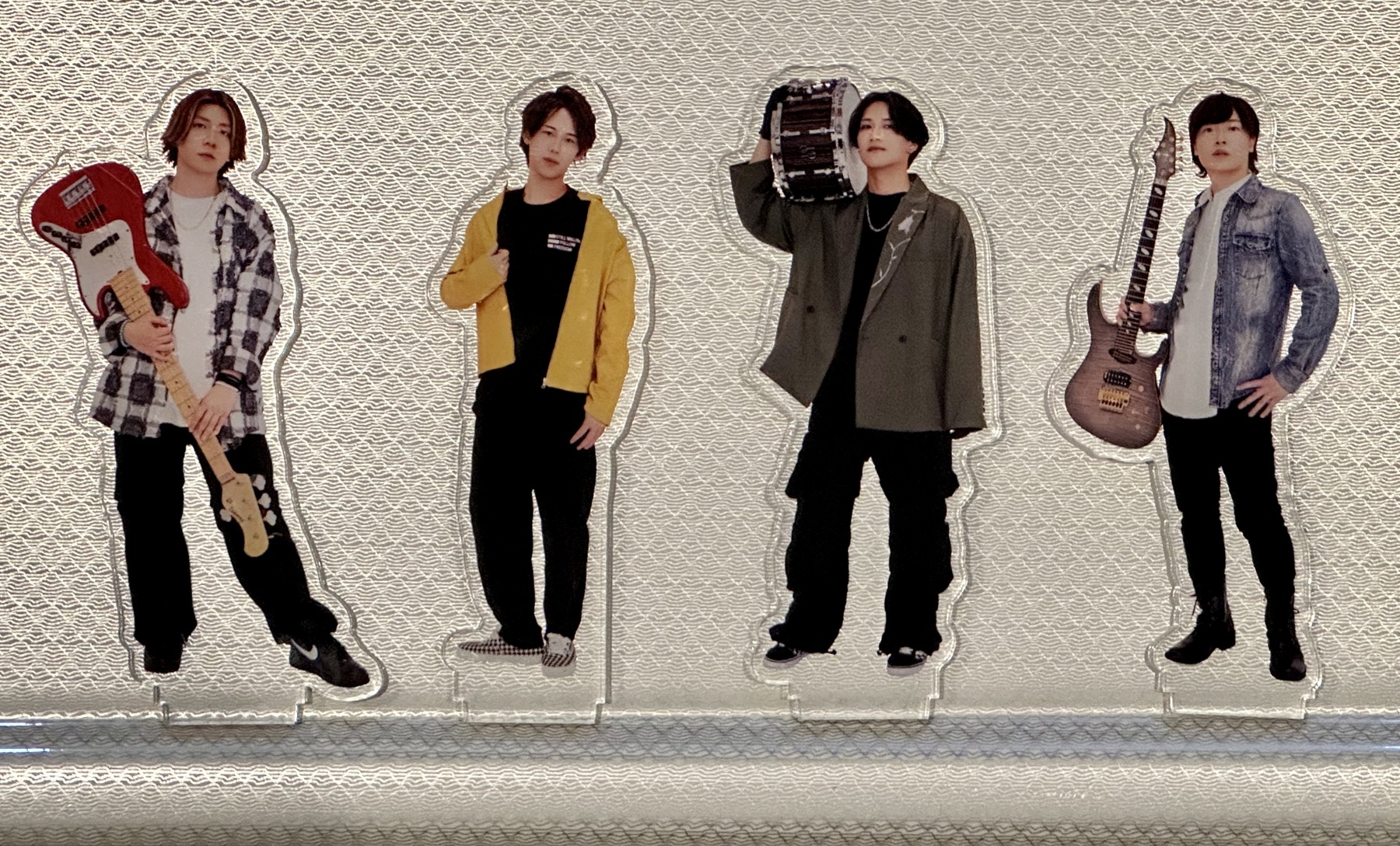 AZ Flavorのメンバー4人のアクリルスタンドを並べた実物写真