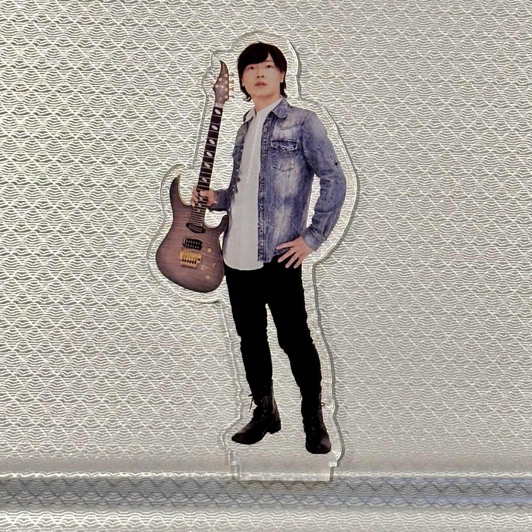 ギターを持った今ヰ佑樹のアクリルスタンド単体写真