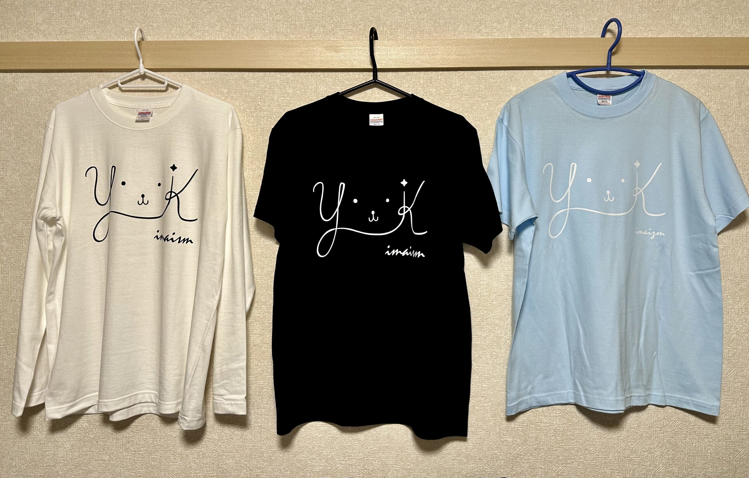 imaismのゆうき犬デザインを配した白の長袖と黒・水色のTシャツの実物