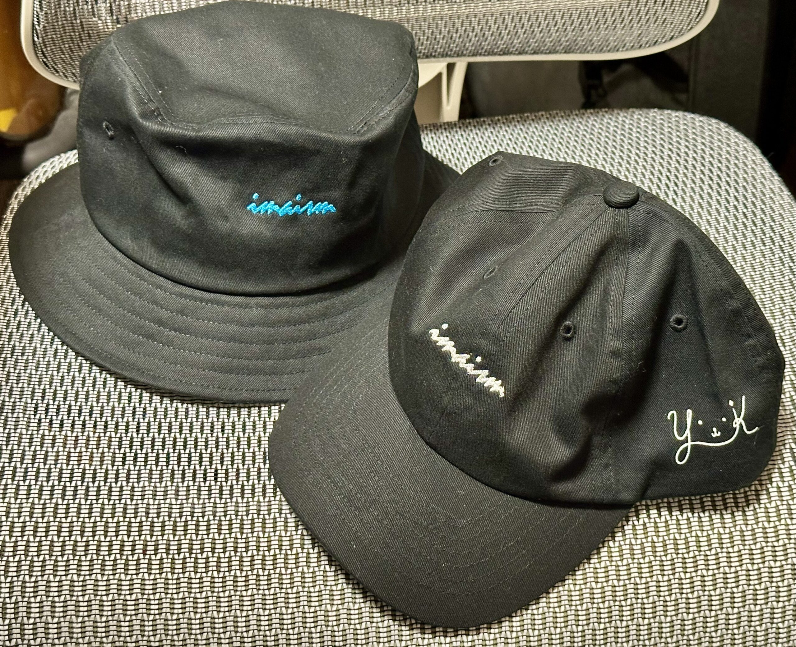 imaismのロゴ入りバケットハットとキャップの実物