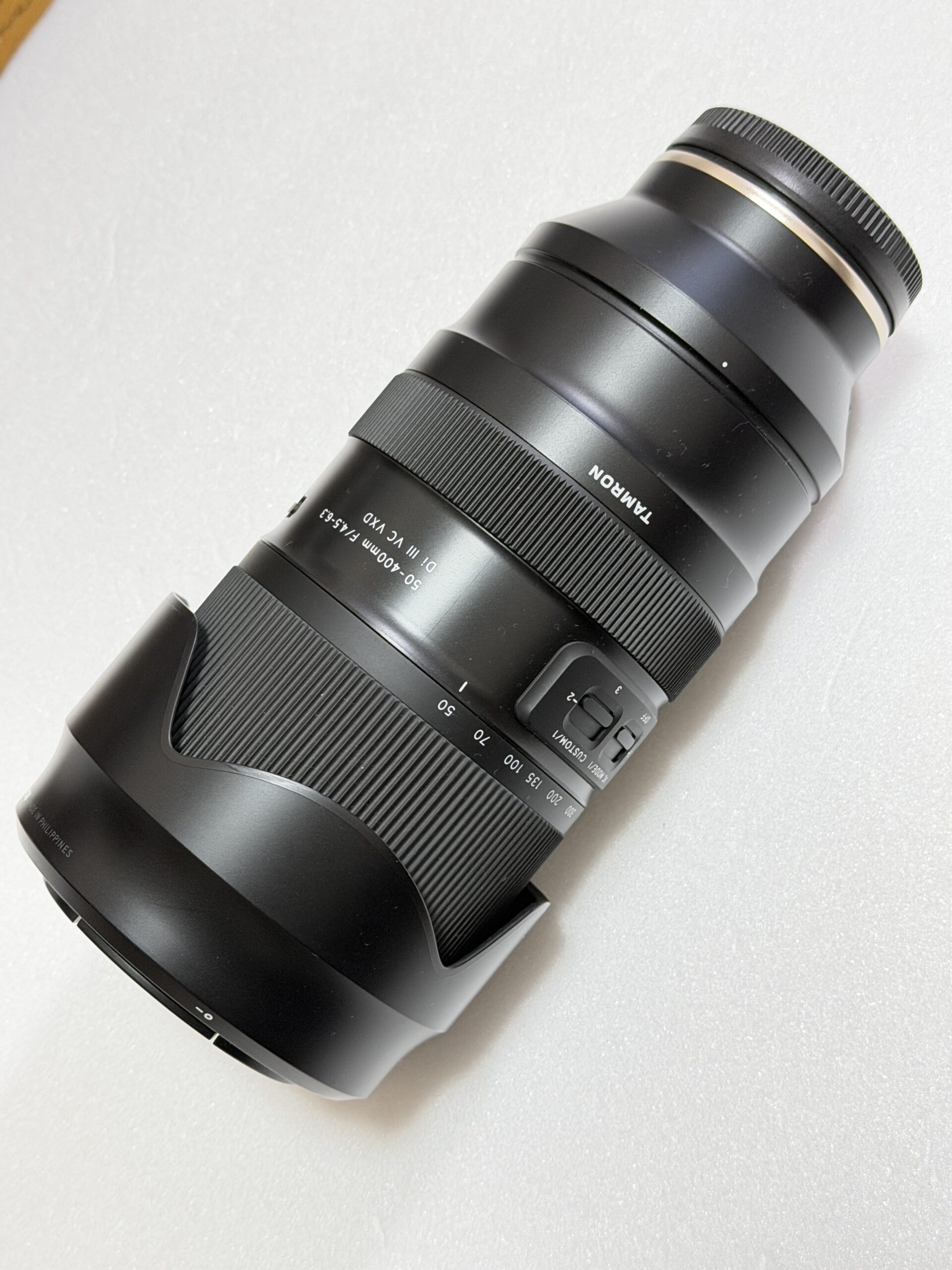 TAMRON 50–400mm F/4.5–6.3 Di III VC VXD。フードを装着したレンズ本体