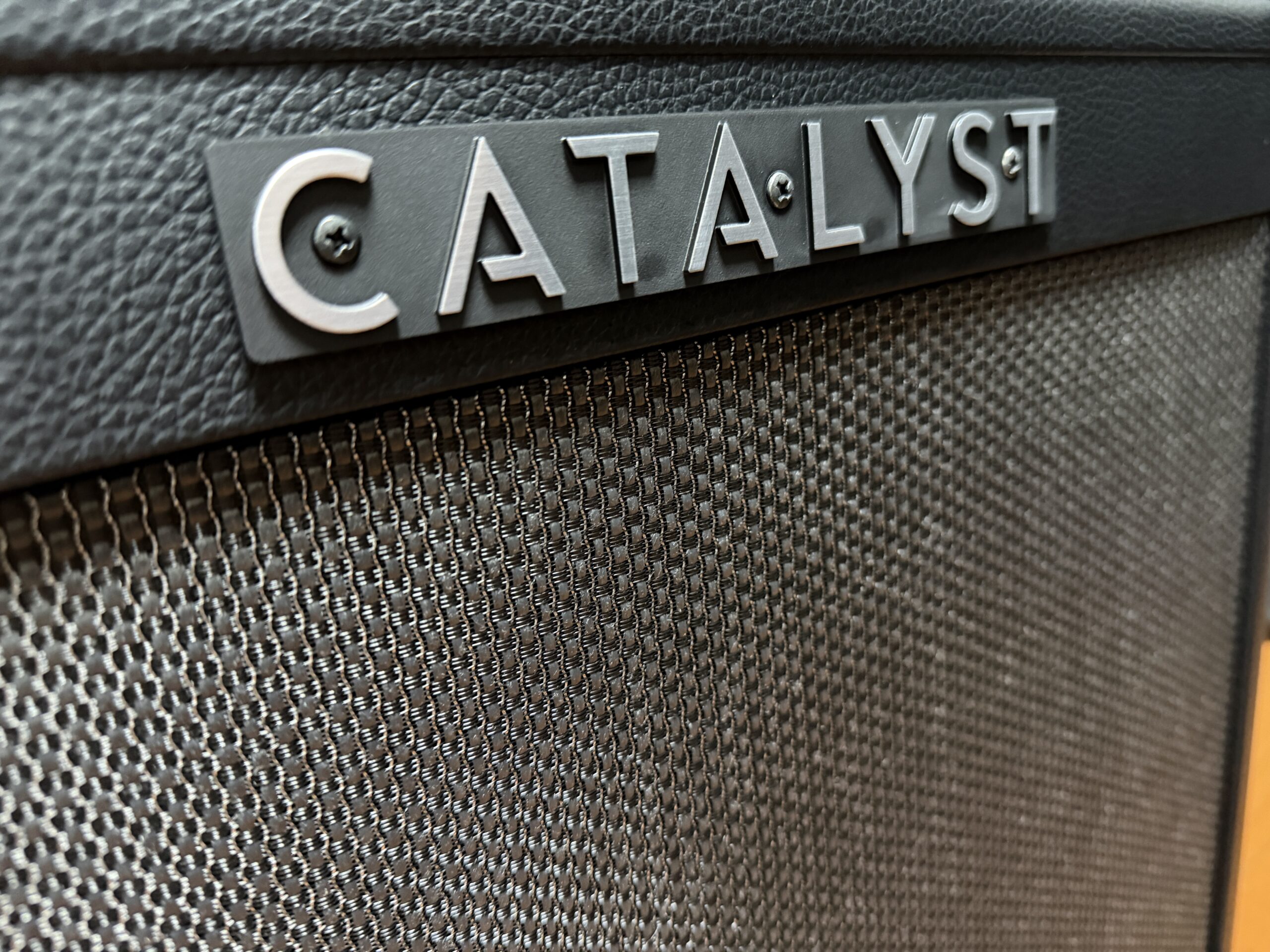 LINE 6 Catalyst 60:ロゴとグリルの質感