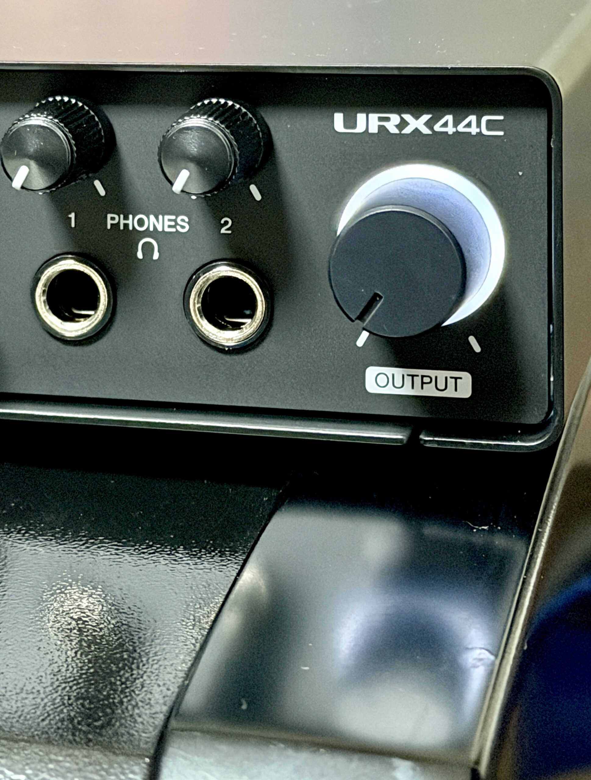 YAMAHA URX44C:ヘッドホン端子と出力調整部