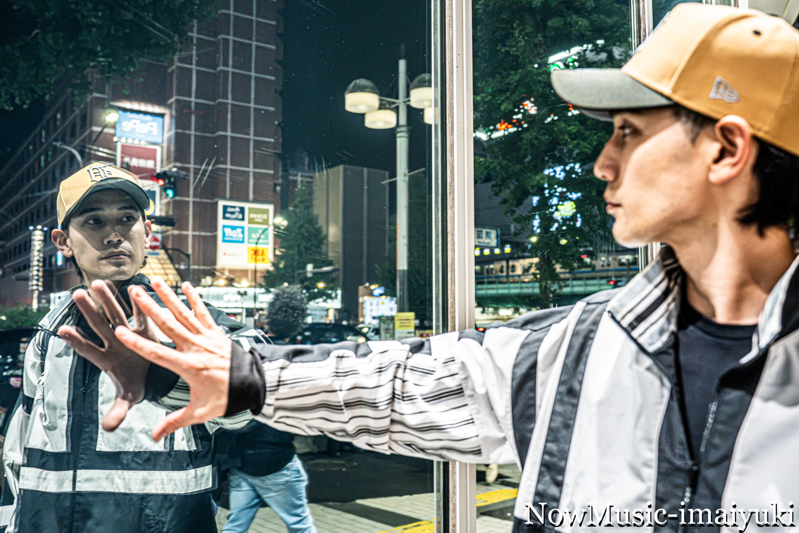新宿の街並みとガラスの反射を活かしたNyRAのポートレート