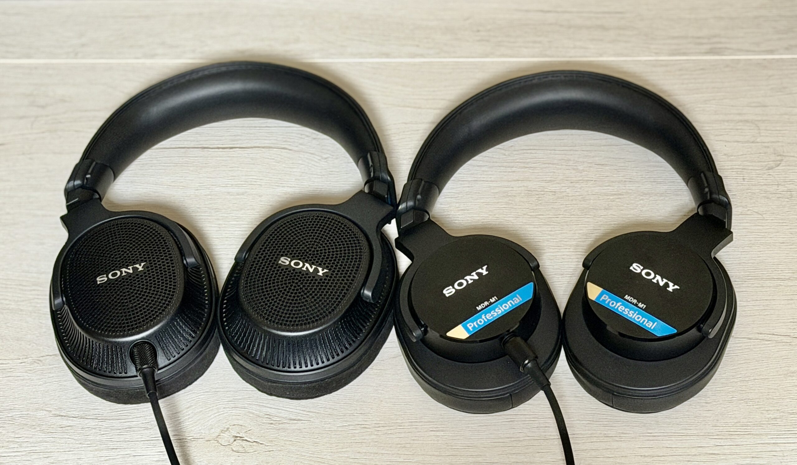 SONY MDR-MV1とMDR-M1を並べたモニターヘッドホン