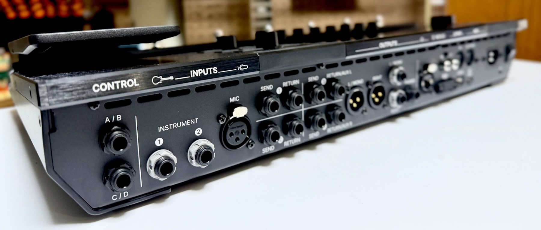 LINE 6 Helix Stadium XL:背面の接続端子