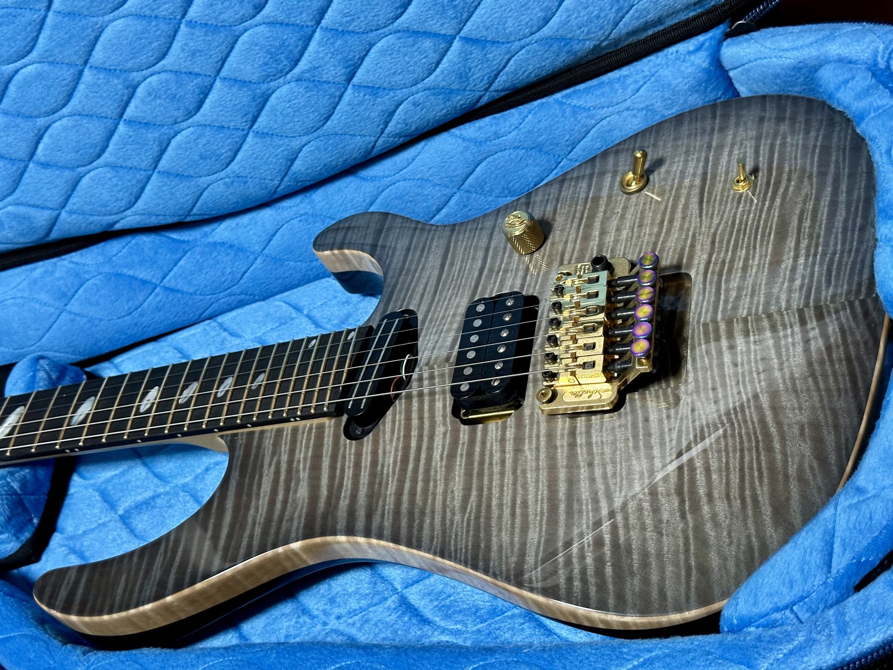 グレーの木目とゴールドパーツが特徴的なHorusのボディ
