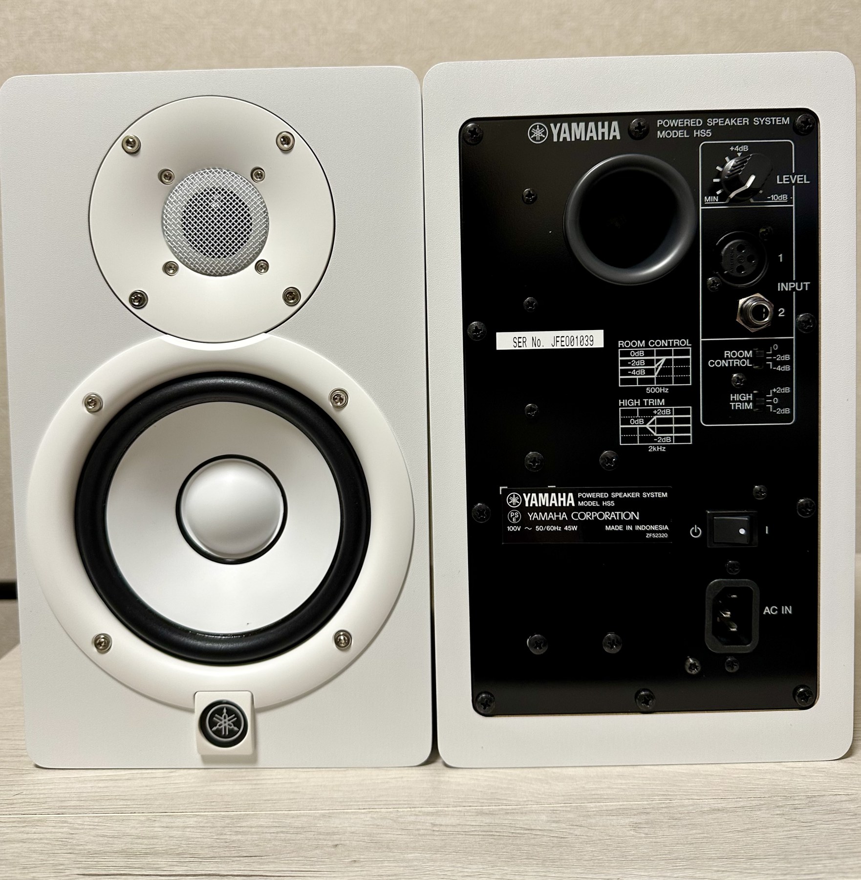 YAMAHA HS5:正面と背面