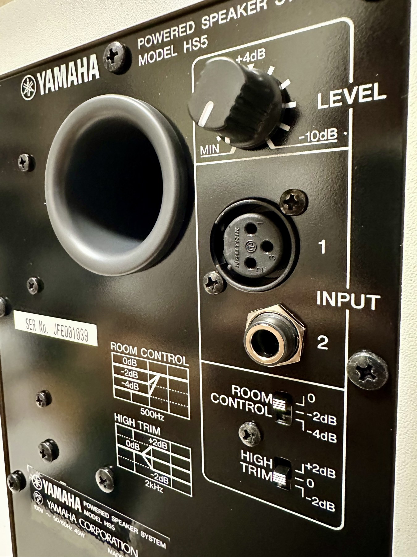 YAMAHA HS5:背面の端子と調整部