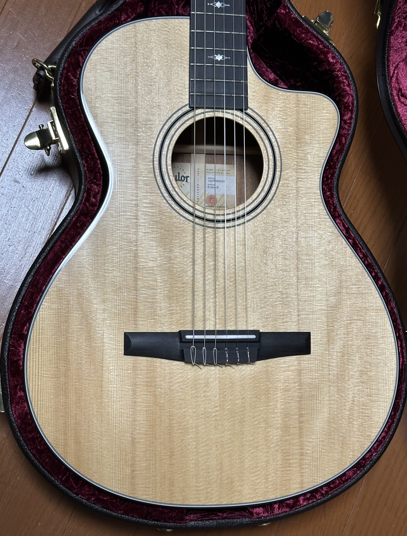 Taylor エレガットのボディ正面とサウンドホール