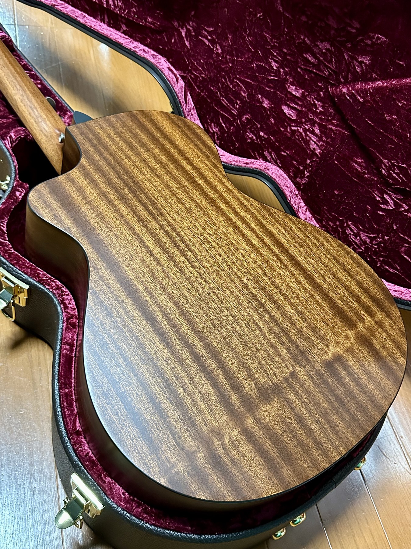 Taylor エレガット:バックの木目