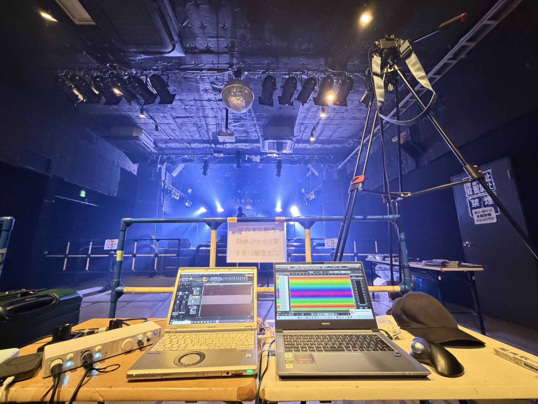 ライブ会場での動画撮影・録音風景。ステージに向けたカメラと録音用パソコン、オーディオインターフェース