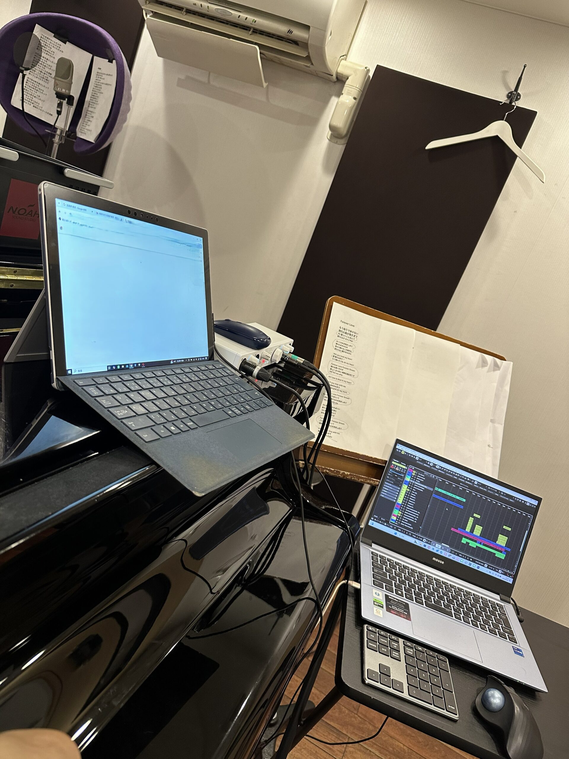過去のボーカルレコーディング現場。マイクと録音用PCを設置した様子